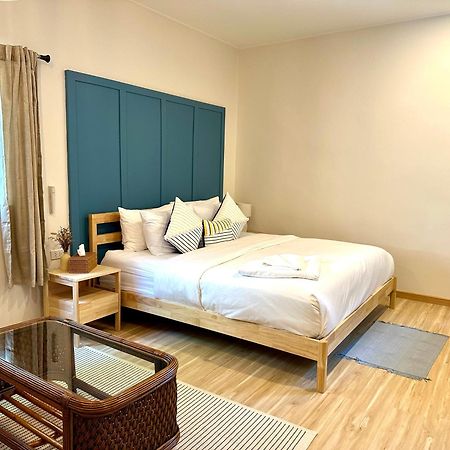 Warm White Hua Hin House Hotel Exterior photo